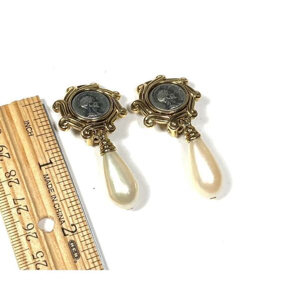 Cameo Clip Ons Dangles Earrings Drops Faux Pearl Drops Gold Tone Vintage Estate - Picture 13 of 13
